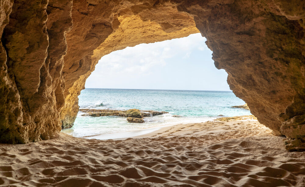 The,Natural,Caves,At,Cupecoy,Beach,On,The,Beautiful,Island