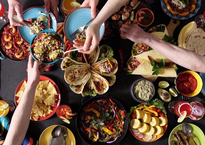 An,Authentic,Mexican,Family,Celebrates,Cinco,De,Mayo,Together,At