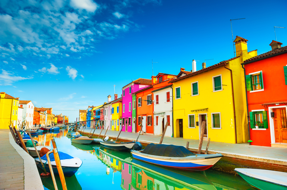 Colorful,Houses,On,The,Canal,In,Burano,Island,,Venice,,Italy.